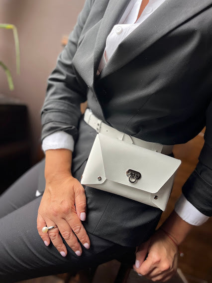 Cinturón de cuero tipo arnés blanco con bolso de cuero