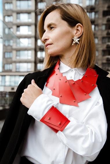 Rote Leder-Statement-Halskette, Leder-Lätzchen-Halskette, Statement-Schmuck, handgefertigte Halskette, geometrische Halskette, Lederschmuck